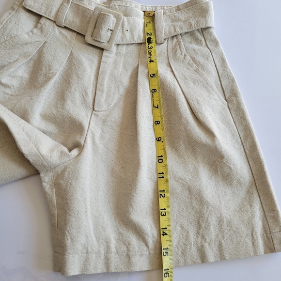 New Blank NYC Shelly Cream Belted Shorts. - Picture 3 of 8